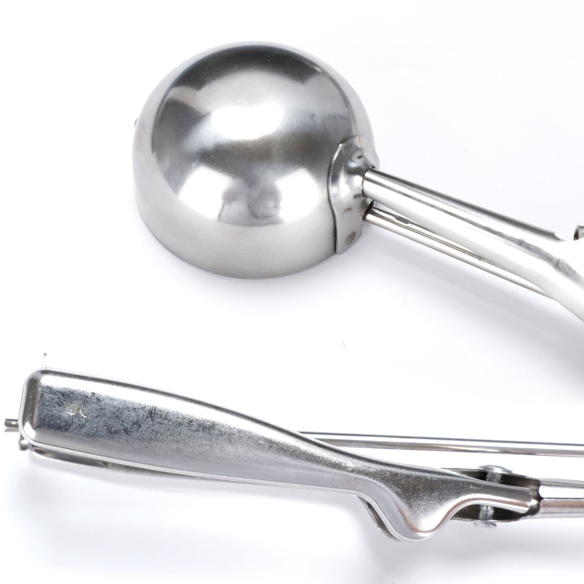 Wide head of the multi-purpose stainless steel scooper for easy portioning.